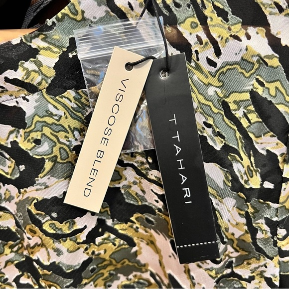 TAHARI Women's Top | Olive Green | Abstract Print Short Sleeve | NWT Size SM - Picture 11 of 15